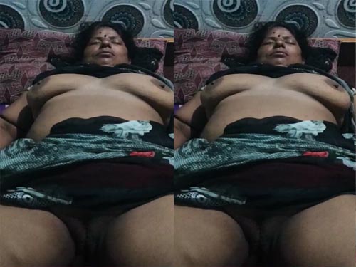 Sleeping mature bhabhi nude captured and her pussy play by lover